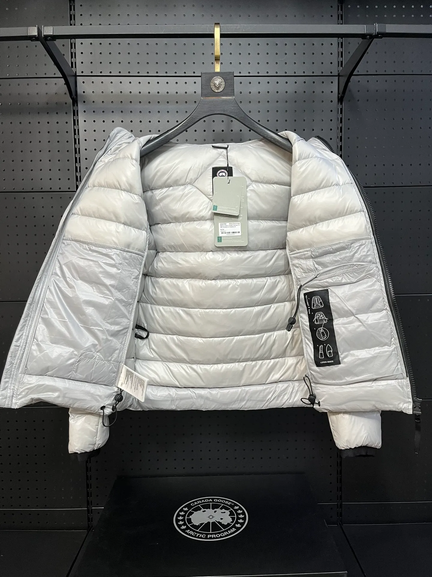 P940 Top 🔥purchase version 𝘾𝘼𝙉𝘼𝘿𝘼 𝙂𝙊𝙊𝙎𝙀/Canada Goose 2227 thin and light style. It’s super lightweight and doesn’t feel any weight on your upper body at all! Show more temperament‼  Canada Goose, a Canadian brand, has always been recognized as the warmest down jacket. Various Instagram celebrities, Internet celebrities, and celebrities often wear it for street photos. I make Canada Goose every year, but I still can’t get rid of my love for the goose. No matter how cold the winter is, there is no need to be afraid. Canada Goose is the legendary warmest down jacket and is known as a must-have for Arctic outdoor sports! The most popular down jacket in the world, celebrities are rushing to buy it, it is a must-have! Size: S-2XL Color: silver gray (red label) silver gray (black label), black (red label), black (black label), dark blue